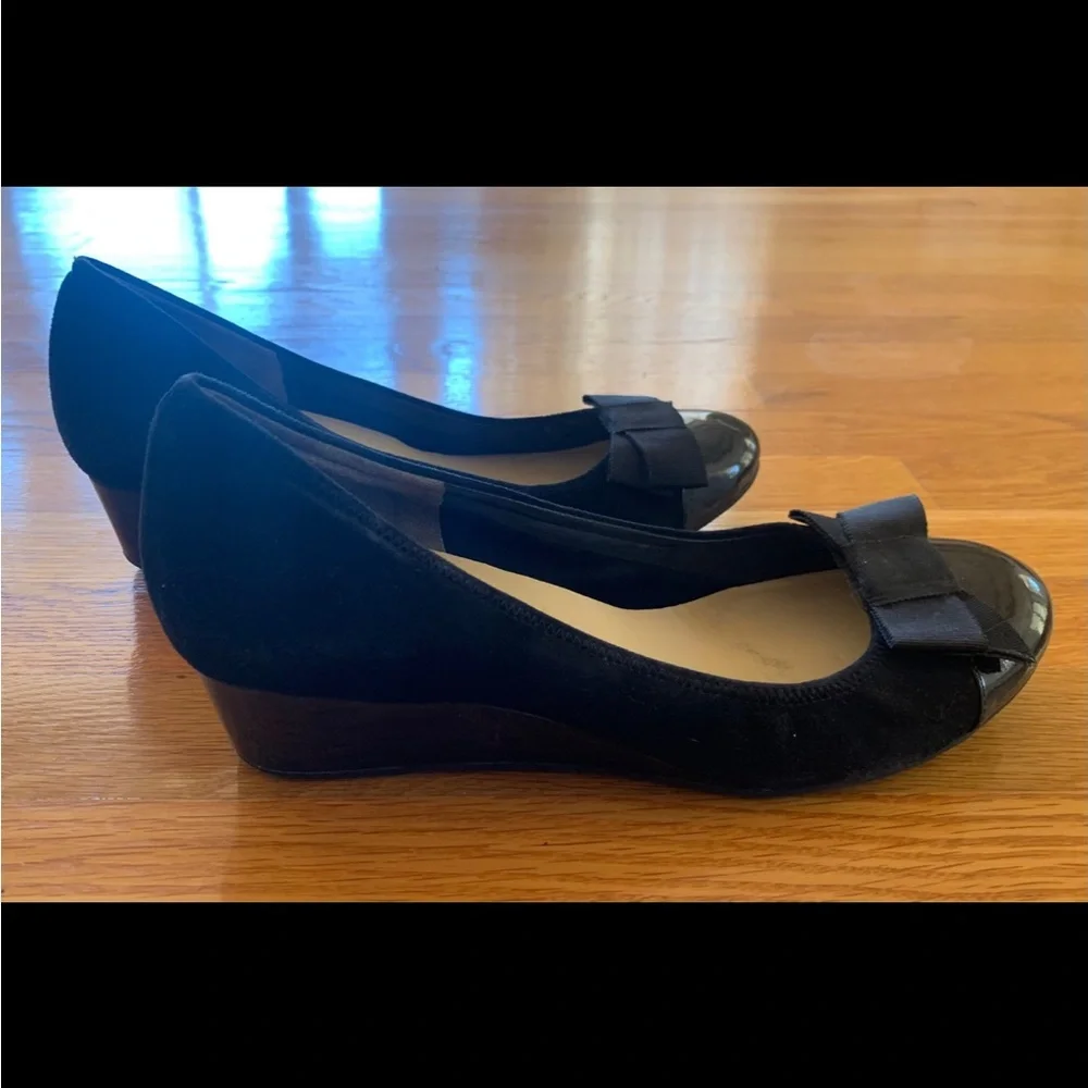 COLE HAAN Womens Ladies Black Swede Patent Leather Wedge Bow Rubber Sole Sz 10.5